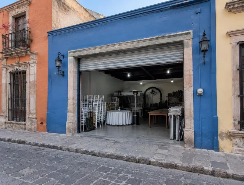 Fachada de bodega de renta con cortina abierta en el Centro